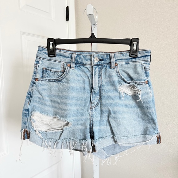 American Eagle Outfitters Pants - American Eagle Strigid Mom Jean Shorts Size 4 Light Wash Distressed Cuffed